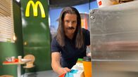 ZDFzeit: McDonald's: Die Insider - Die Tricks des Fast-Food-Riesen – Vier Insider, die jahrelang für McDonald's gearbeitet haben, verraten exklusiv die cleveren Marketingtricks des Fast-Food-Giganten.