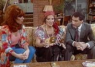 Eine schrecklich nette Familie – Die Wahrsagerin Madame Olga (Carmen Zapata, Mi.) prophezeit Al (Ed O'Neill) und Peggy (Katey Sagal, li.) eine rosige Zukunft.
