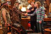 Last Man Standing – Mike (Tim Allen, 2.v.r.) und Kyle (Christoph Sanders, r.) treffen auf Brody (Willie Robertson, l.) und Uncle Ray (Si Robertson, 2.v.l.) ...