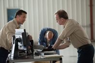 Mayday - Alarm im Cockpit – ATSB Investigator Simon Grummett (played by Justin Mader) points out damage on fractured pieces of the engine from Qantas Flight 32