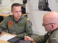 Beim Bund – Lennard bei einer Besprechung mit seinem Fluglehrer