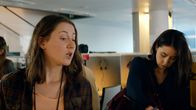 Parlament – Magda (Barbara Krzoska, l) erklärt Rose (Liz Kingsman) die Arbeitsbedingungen der EU-Journalisten.