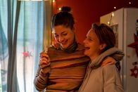 WIR – Annika (Eva Maria Jost, r.) und Helena (Katharina Nesytowa, l.) backen mit den Freunden in Maiks Küche Plätzchen.