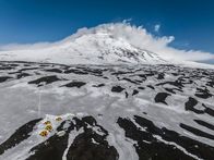Explorer: Der Lavasee – Der aktive Vulkan Mount Michael erhebt sich über dem Basislager auf Saunders Island, Südliche Sandwichinseln. (National Geographic/Renan Ozturk)