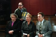 Kaisermühlen Blues – (v.li.): Kurt Weinzierl (Monsignore Fatzl), Rochus Millauer (Mann in Filmkommission), Veronika Faber (Fr. Klammer), Peter Fröhlich (Erwin Schoitl).