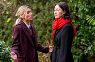 Sturm der Liebe – Sophias (Krista Birkner r.) Misstrauen gegen Christoph wird von Larissa (Anna Karolin Berger l.) verstärkt.