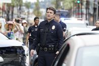 The Rookie – John Nolan (Nathan Fillion) kommt seinem Traum, Polizist zu werden, immer näher. Als Rookie des LAPD in Los Angeles hat er seinen ersten Einsatz. Doch konnte ihn die Polizeiakademie auf die ungeschönte Realität im Streifendienst vorbereiten?