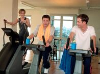 In aller Freundschaft – V.l.n.r.: Kathrin Globisch (Andrea K. Loewig), Roland Heilmann (Thomas Rühmann) und Achim Kreutzer (Holger Daemgen) beim Fitness-Training.