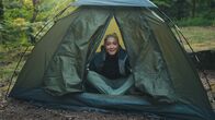 Nice Price – Irgendwo im Nirgendwo: Mit vollem Körpereinsatz testet Pia Osterhaus „Die Tricks der Outdoor-Industrie“ am eigenen Leib.