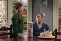 Last Man Standing – Mikes (Tim Allen, r.) Idee, seine Frau im Haushalt zu unterstützen, stößt bei seiner jüngsten Tochter Eve (Kaitly Dever, l.) auf wenig Gegenliebe ...