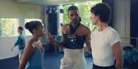 Spellbound - Verzaubert in Paris – Choreograph BB (Arun Blair-Mangat, M.) ermahnt Cece (Hailey Romain, l.) und Benoit (Étienne Moana, r.) mehr Gefühl in ihren Tanz zu legen.