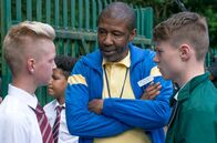 Jamie Johnson – Trainer Hansard (Brian Bovell) versucht den Streit zwischen Jethro (Miles Wallace, links) und Dillon (Patrick Ward) zu schlichten.
