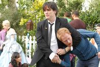 Modern Family – Robbie (Matt Dillon, li.) begrüßt besonders 'herzlich' Mitchell (Jesse Tyler Ferguson), den er wie Claire aus der Highschool kennt.
