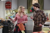 The Big Bang Theory – Während Sheldon sich über den Besuch seiner Oma freut, rätseln Bernadette (Melissa Rauch, l.) und Howard (Simon Helberg, r.) über Rajs Verhalten, der mit einer hübschen Dame flirtet, obwohl er doch mit Emily zusammen ist ...