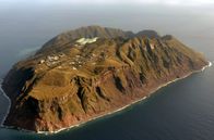 Leben mit Vulkanen – Aogashima, eine scheinbar winzige und abgelegene Insel des Izu-Archipels: Tatsächlich ist sie nur die Spitze eines großen submarinen Vulkans.