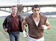 Tatort – Wettlauf am Rhein: Hauptkommissar Max Ballauf (Klaus J. Behrendt, li.) versucht den flüchtigen Amateur-Boxer Bernd Schiffer (Erdal Yildiz) zu fassen. Er hat ein eindeutiges Motiv für den Mord an seiner Ex-Freundin: Eifersucht.