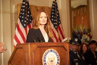 24: Legacy – Kann Rebecca Ingram (Miranda Otto), die ehemalige Direktorin der Antiterroreinheit CTU, Carter helfen, nachdem Anhänger eines während seines Einsatzes getöteten Anführers ihm auf den Fersen sind und drohen, ihn zu töten?