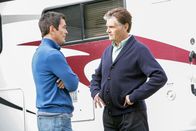 Modern Family – Phils Vater Frank (Fred Willard, re.) kommt überraschend zu Besuch und hat einen Hund im Gepäck. Da seine Frau gegen Hunde allergisch reagiert, möchte er den Vierbeiner bei Phil (Ty Burell) und seiner Familie in Obhut geben.