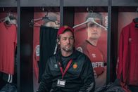 The Mallorca Files – Polizist Max Winter (Julian Looman) ist großer Fußballfan und erfüllt sich während der Ermittlungen seinen Traum, einmal ein Trainer zu sein.