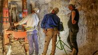 Outback Opal Hunters - Edelsteinjagd in Australien – Opaljäger mit einer Schürfmaschine