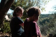 Dead Girls Dancing – Ira (Luna Jordan) und Malin (Katharina Stark, links) teilen einen vertrauten Moment.