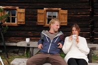 Die Bergretter – In Ben (Christian Erdt) hat Maike (Katrin Heß) endlich jemanden gefunden, dem sie sich anvertrauen kann.
