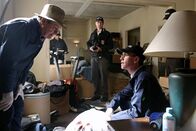 Navy CIS – Dr. Mallard (David McCallum, l.), McGee (Sean Murray, M.) und Palmer (Brian Dietzen, r.) sind schockiert, als sie sehen, dass die vermeintlich "kugelsicheren" Schutzwesten ihren Trägern in Wahrheit schwere Verletzungen zufügen, sobald sie von einem Geschoss getroffen werden ...