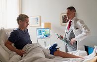 In aller Freundschaft – Laszlo Fellenberg (Remo Schulze, li.) liegt wegen eines muskulären Problems in der Sachsenklinik. Da ihm und seiner Freundin der Kinderwunsch bisher unerfüllt geblieben ist, bietet Dr. Kaminski (Udo Schenk, re.) ihm an, es gleich mit zu untersuchen. Dabei wird klar, dass Laszlo bisher nicht mit einer Silbe daran gedacht hat, dass es möglicherweise auch an ihm liegen könnte.