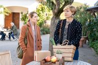 Der Staatsanwalt – Marianne Hoffmann (Nikola Kastner, l.) spricht mit Sahra Nowack (Katharina Wittenbrink, r.), einer ehemaligen Mitarbeiterin ihrer Apotheke.