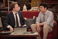 How I Met Your Mother – Ted (Josh Radnor, r.) und Robin werden sich einig, was ihre Beziehung angeht, während Barney (Neil Patrick Harris, l.) ein Problem mit dem Beruf seiner Freundin hat ...
