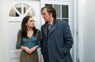 Stonehouse – John Stonehouse (Matthew Macfadyen) und seine Geliebte Sheila Buckey (Emer Heatley)