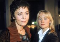 Doppelter Einsatz – Sabrina (Despina Pajanou) und Caro (Eva Herzig) beobachten wie Gallwitz abgeführt wird.