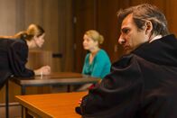 Danni Lowinski – Der Indizienprozess droht durch Pits Anwältin Lydia Tretschock (Esther Schweins, l.) und zum Leidwesen von August (René Steinke, r.) zusammenzubrechen. Es braucht einen schlüssigen Beweis für den Mord - die Leiche. Eine echte Aufgabe für Danni (Annette Frier, M.) und ihr Team.