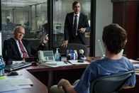 The Big Short – Michael Burry (Christian Bale, r.) erkennt, dass der Immobilienmarkt bei weitem nicht so solide ist, wie alle glauben, doch als er dies den Investoren Lawrence Fields (Tracy Letts, l.) und Martin Blaine (Wayne Pere, M.) klarmachen will, schenken sie ihm keinen Glauben und halten seine Wetten gegen den Markt für verrückt ...
