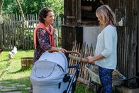 Lena Lorenz – Lena Lorenz (Judith Hoersch, r.) hat für die Tochter von Regine Moosleitner (Ulrike Folkerts, l.) und deren Freund einen Babysimulator organisiert. Regine findet die Idee gut und hat einen passenden Kinderwagen organisiert.
