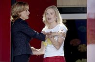 Die Rosenheim-Cops – Jelena Kaiser (Noémi Domokos, re.) ist außer sich, als sie von ihrer Mutter Sonja (Sabine Bach) vom Tod ihres Vaters erfährt.