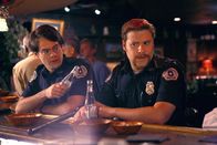 Superbad – Die beiden Cops Officer Michaels (Seth Rogan, r.) und Slater (Bill Hader, l.) wollen beweisen, dass sie mehr können als einfach nur langweiligen Dienst nach Vorschrift zu machen. Gemeinsam machen sie sich zu einer wilden Nacht auf, die die beiden nicht so schnell wieder vergessen.