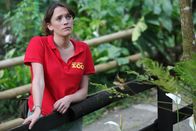 Death in Paradise – Iris Russell (Charlotte Ritchie) belastet der Tod des Zoodirektors sehr.