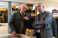Die Rosenheim-Cops – Polizeidirektor Achtziger (Alexander Duda, r.) erfährt von Karl Mittermaier (Hans Stadlbauer, l.), dem Inhaber eines Trachtengeschäfts, dass die Zusammenarbeit mit dem Opfer kompliziert war.