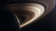 Die Planeten – Saturns Ringe bestehen fast vollständig aus Eis. Sie sind so hell, dass sie das Sonnenlicht reflektieren und so auch von der Erde aus mit dem Teleskop zu erkennen sind.