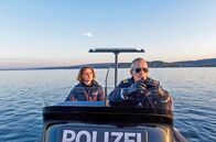 WaPo Bodensee – Julia Demmler (Wendy Güntensperger, l.) und Paul Schott (Tim Wilde, r.) sind auf dem Weg zu Ermittlungen.