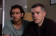 Years and Years – Viktor Goraya (Maxim Baldry, l.) und Daniel Lyons (Russell Tovey, r.) haben sich in einander verliebt. Für Viktor trennt sich Daniel von seinem Ehemann.
