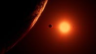 Faszination Weltall – Trappist 1 ist ein Roter Zwerg. Er hat nur 10 Prozent der Masse der Sonne und 1 Prozent ihrer Helligkeit. Sein rotes Licht erhellt schwach seine sieben erdgroßen Planeten.