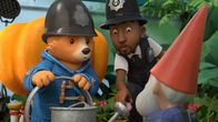Paddingtons Abenteuer – L-R: Paddington, Officer Wells
