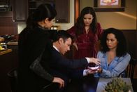Charmed – (v.l.n.r.) Mel Vera (Melonie Diaz); Harry Greenwood (Rupert Evans); Maggie Vera (Sarah Jeffery); Macy Vaughn (Madeleine Mantock)