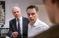 Sturm der Liebe – Otto erfährt, dass Werner (Dirk Galuba, l.) und Robert (Lorenzo Patané, r.) doch überlegen, die Polizei einzuschalten.