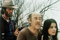 Der weite Ritt – Der weite Ritt Auf der Suche nach den Mördern: Peter Fonda als Harry Collings, Al Hopson als Bartender, Rita Rogers als mexikanische Frau Copyright: SRF/1971 Universal Pictures and Panda Co.
