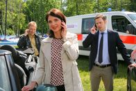 Die Rosenheim-Cops – Weiß König (Mark-Alexander Solf, r.), dass Pathologin Dr. Eckstein (Petra Einhoff, m.) ein Verhältnis mit seinem Onkel hat?