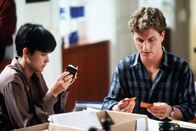 Ghost - Nachricht von Sam – Noch ahnt Molly (Demi Moore, l.) nicht, was Carl (Tony Goldwyn, r.) im Schilde führt ...