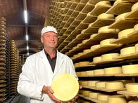 plan b – Im Ziegelkeller der Käserei reift der Käse von Franz Berchtold ohne Einsatz von Klimaanlagen.